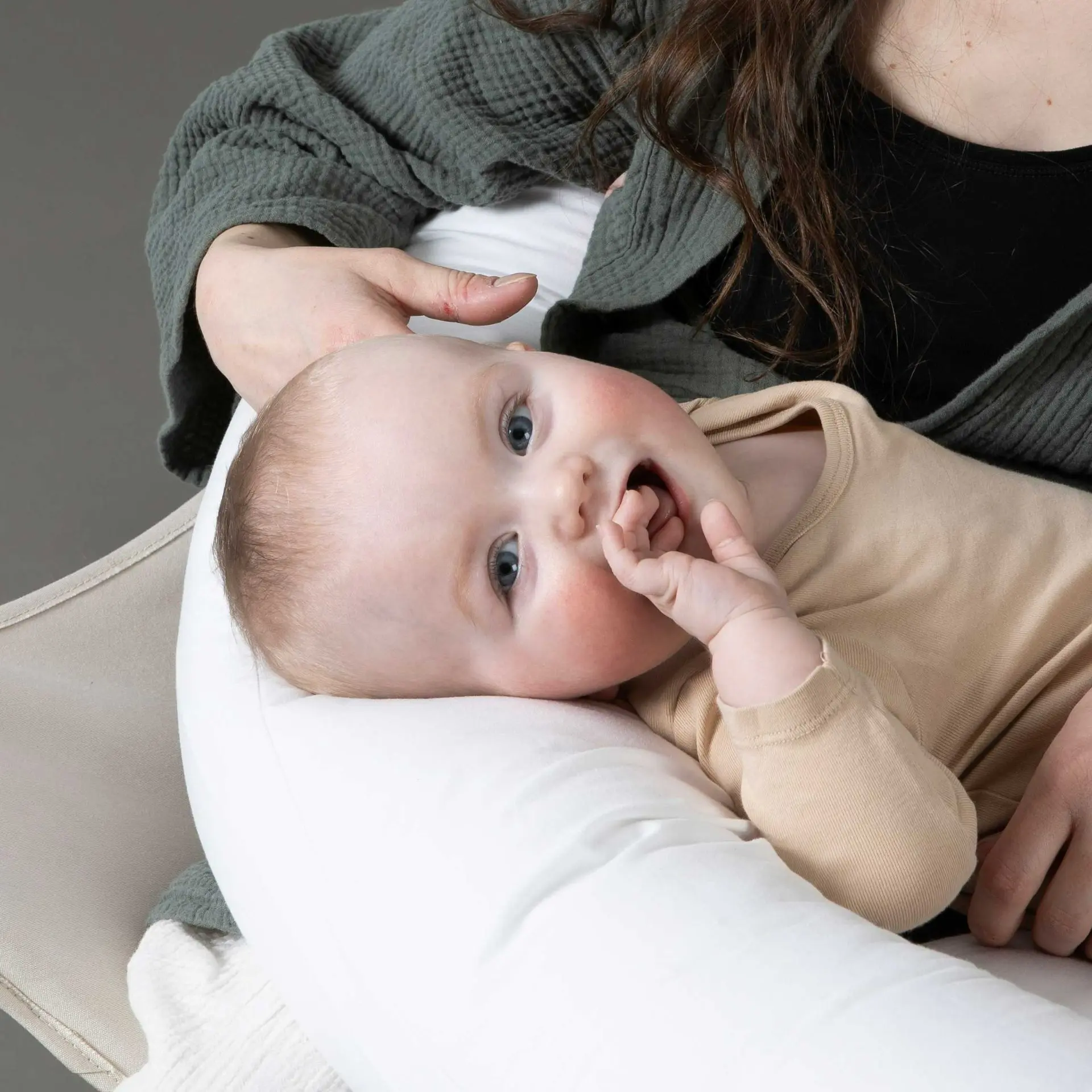 baby op borstvoedingskussen