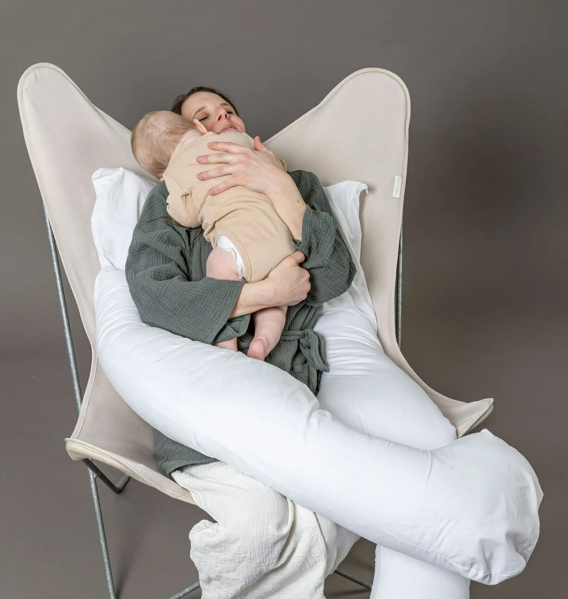 baby knuffelt met mama borstvoedingskussen